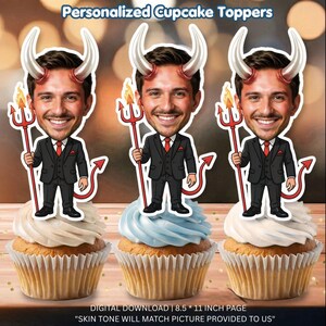 Può includere: Tre topper personalizzati per cupcake con un'illustrazione a cartone animato di una persona in abito nero con cravatta rossa, corna da diavolo bianche, una coda rossa e un tridente rosso. Il testo recita Personalized Cupcake Toppers e Digital Download.