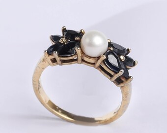 Vintage ring with Pearl and sapphires stones