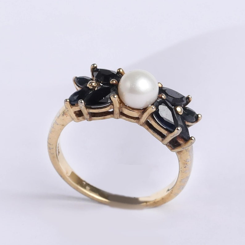 Vintage ring with Pearl and sapphires stones