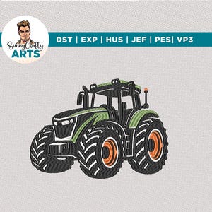 Puede incluir: Un diseño de bordado de un tractor verde con neumáticos negros grandes y llantas naranjas. El diseño incluye un logotipo circular con el texto Sunny Crafty ARTS y una barra horizontal que enumera los formatos DST, EXP, HUS, JEF, PES y VP3.