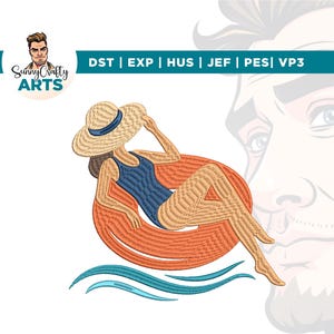 Puede incluir: Un diseño de bordado que muestra a una persona con sombrero de paja y traje de baño azul oscuro, flotando en un flotador naranja sobre olas de agua color verde azulado. El texto SunnyCrafty ARTS y los formatos DST, EXP, HUS, JEF, PES, VP3 son visibles.