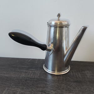 Cioccolatiera vintage in argento placcato stile Giorgio II con manico laterale ebanizzato, realizzata in Inghilterra e lucidata.