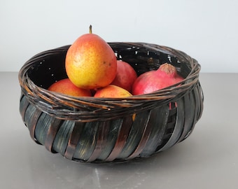 Cesta de bambú japonesa vintage para ikebana, cuenco de flores tejido lacado oscuro, decoración Japandi de mediados de siglo.