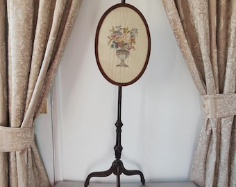 Biombo antiguo victoriano de caoba con tapiz floral de seda bordado y base cabriolé de trípode.