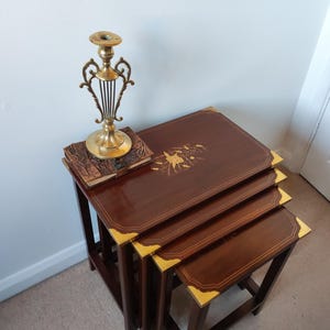 Exclusivo juego de 4 mesas nido de palisandro, mesas auxiliares vintage con incrustaciones de latón, juego de mesas estilo campaña, muebles de mediados de siglo para el hogar.