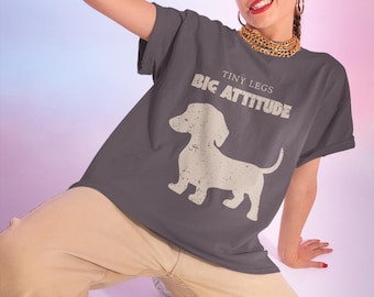 Camiseta divertida de perro salchicha, camiseta de perro salchicha, camiseta de piernas pequeñas y actitud grande, regalo para amantes de los perros, camiseta con estampado de perro salchicha, camiseta de animal lindo