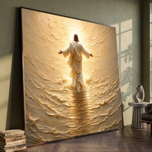 Könnte beinhalten: Ein großes quadratisches Wandbild mit einem strukturierten, cremefarbenen Relief einer Figur mit ausgebreiteten Armen, die inmitten von wirbelnden, wellenartigen Mustern steht. Die zentrale Figur wird von einem hellen Licht von hinten beleuchtet.