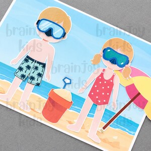 Peut inclure: Une impression rectangulaire pr&eacute;sentant une illustration de dessin anim&eacute; de deux enfants sur une plage. L'un porte un short de bain bleu avec des palmiers et un masque de plong&eacute;e. L'autre porte un maillot rouge &agrave; pois et un parasol de plage.