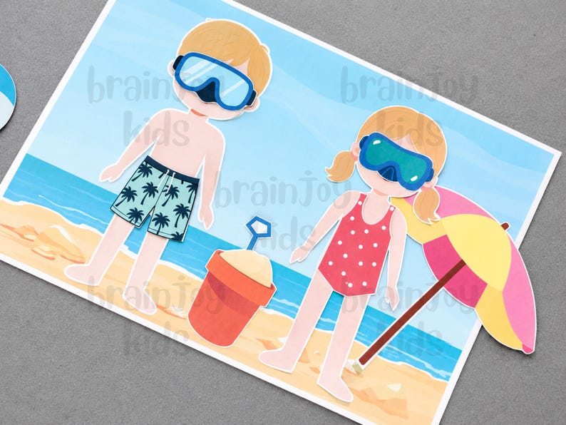 Peut inclure: Une impression rectangulaire pr&eacute;sentant une illustration de dessin anim&eacute; de deux enfants sur une plage. L'un porte un short de bain bleu avec des palmiers et un masque de plong&eacute;e. L'autre porte un maillot rouge &agrave; pois et un parasol de plage.