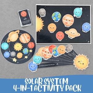 Può includere: Un kit di attività 4-in-1 sul sistema solare composto da un tabellone circolare, un tappetino rettangolare, un mazzo di carte sui pianeti e un set di schede educative a ventaglio, con illustrazioni colorate in stile cartoon di sole e pianeti.