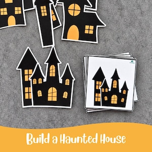 Pode incluir: Um conjunto de formas de papel recortadas com silhuetas de casas assombradas pretas com janelas amarelas. A coleção inclui componentes individuais de casas e cartões quadrados com o texto Build a Haunted House.