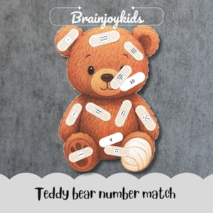 Può includere: Illustrazione di un orsacchiotto marrone con bende e numeri. L'immagine include il testo "Brainjoykids" e "Teddy bear number match". L'orso è progettato per un gioco di abbinamento di numeri.