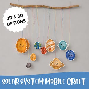 Könnte beinhalten: Ein Sonnensystem-Mobile mit bunten, illustrierten Planeten und einer Sonne mit lächelnden Gesichtern, die an einem natürlichen Holzast mit dünnen, mehrfarbigen Schnüren hängen. Der Text 2D & 3D OPTIONS und SOLAR SYSTEM MOBILE CRAFT ist sichtbar.