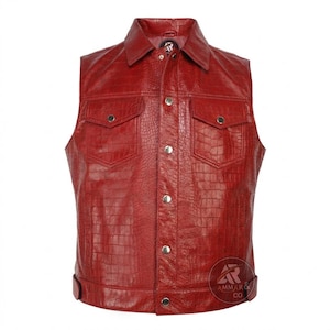 Op de afbeelding: Een rode leren vest met een krokodillenstructuur. Het vest heeft een kraag, twee voorzakken en zilverkleurige knopen. Het vest heeft een getailleerde pasvorm en een klassiek ontwerp.