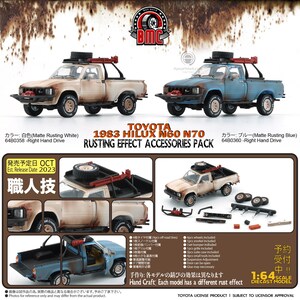 Könnte beinhalten: Zwei Miniatur-Toyota Hilux N60 N70 Pickups, einer mattweiß und einer mattblau, mit Rosteffekt. Die Trucks haben Zubehör und sind 1:64-Diecast-Modelle. Der Text auf dem Bild lautet "RUSTING EFFECT ACCESSORIES PACK".