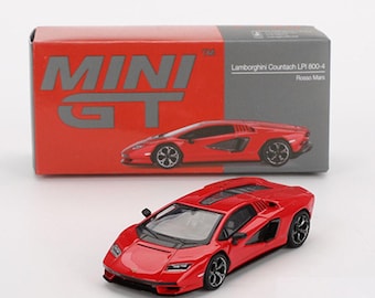 Può includere: Un'auto modello rossa Lamborghini Countach LPI 800-4 con ruote nere e interni dettagliati. Il modello è esposto davanti alla sua scatola rossa e grigia, che presenta il logo "MINI GT" e le specifiche dell'auto.
