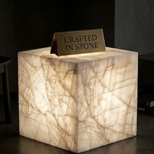 Onyx kub sidobord | Naturstensdetaljer, geometrisk piedestal, mineraldekor