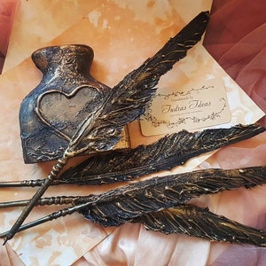 Black ballpoint Feather pen and wood pen holder with black heart decor, vintage gothic style dekstop decor.