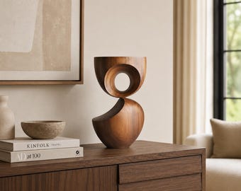 Scultura astratta in legno in equilibrio, arte geometrica moderna per la decorazione di librerie in stile giapponese.