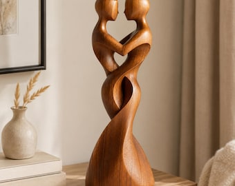 Scultura astratta in legno raffigurante una coppia che si abbraccia, ideale come regalo per il quinto anniversario o come decorazione per una mensola.