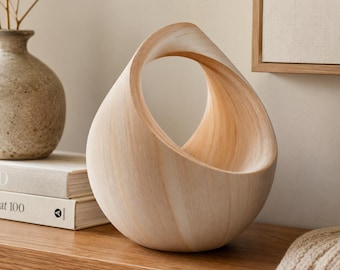 Scultura astratta in legno a forma di goccia, ideale per decorare mensole in stile minimalista e come regalo per l'inaugurazione di una nuova casa.