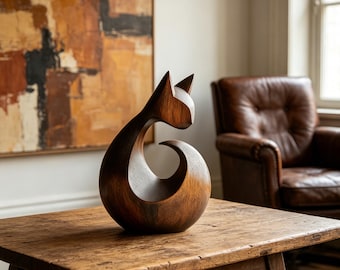 Scultura astratta in legno a forma di gatto, ideale per decorare mensole in stile minimalista e come regalo per gli amanti dei gatti.