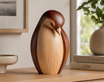 Scultura minimalista in legno a forma di pinguino, ideale per decorare mensole moderne e come regalo per gli amanti dei pinguini.