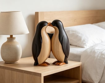 Scultura in legno di una coppia di pinguini, ideale per l'arredamento moderno e come regalo di anniversario.