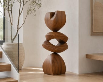 Scultura astratta alta in legno impilato, ideale per arredare un ingresso moderno e come regalo di design per la casa.