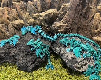 Ocean Dragon-familie: 3D-geprint speelgoed, turkoois/saffiertinten, ontwerp met vinnen