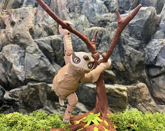 Gelede 3D-geprinte luiaard met boomspeelgoed – Poseerbaar hangend decor