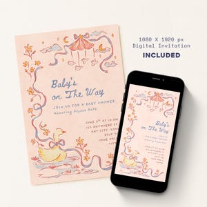 Op de afbeelding: Een digitale uitnodiging voor een babyshower met een grillig ontwerp. De uitnodiging toont een eend, een mobiel en de tekst "Baby's on The Way". De uitnodiging wordt weergegeven op een smartphone en een gedrukte kaart.
