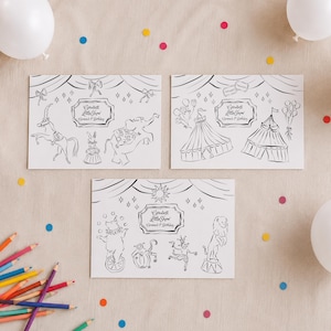 Op de afbeelding: Drie witte rechthoekige papieren kaarten met zwarte lijntekeningen van circusthema's. Elke kaart bevat de tekst Greatest Little Show en Command Performance, met tekeningen van dieren, tenten, ballonnen en sterren op een effen achtergrond.