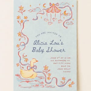 Puede incluir: Invitación a un baby shower con fondo azul claro. La invitación presenta un pato amarillo con un lazo azul, elementos florales y una ilustración de carrusel. El texto dice: "Estás invitado/a al Baby Shower de Alicia Lou."