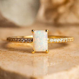 Bague opale délicate bague empilable, bague baguette, opale dorée, opale en argent sterling, bague en opale délicate, cadeau de demoiselle d'honneur taille émeraude