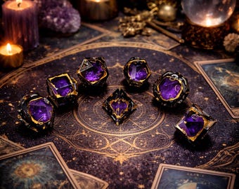 Juego de dados poliédricos premium: 7 dados para juegos de rol, núcleo de resina morada con detalles en negro y dorado.