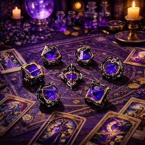 Premium Polyedrisches Würfelset - 7-teilige Rollenspielwürfel, lila Harzkern mit schwarz-goldener Detaillierung