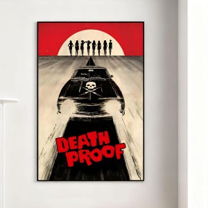 Może przedstawiać: Oprawiony plakat z czarnym samochodem, emblematem czaszki i skrzyżowanych piszczeli oraz czerwonym napisem "DEATH PROOF". Sylwetki kobiet na czerwonym tle. Obraz ma estetykę vintage, inspirowaną filmami akcji.