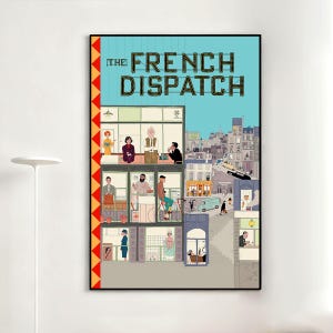 Puede incluir: Una impresión artística enmarcada con una ilustración estilizada de una escena urbana con el texto "THE FRENCH DISPATCH". La obra de arte representa varios personajes en ventanas y escenas callejeras, con una paleta de colores vibrantes.