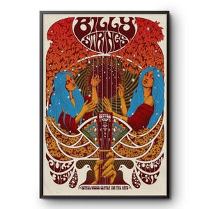 Op de afbeelding: Een ingelijste concertposter voor Billy Strings met twee figuren met lang blauw haar, een gitaarhals en ingewikkelde rode en oranje bloemmotieven. De tekst luidt Billy Strings, July 31st 2020, August 1st 2020, Bethel Woods Center for the Arts.