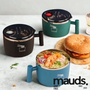 Peut inclure: Trois bols alimentaires isolés avec poignées. L'un est rempli de nouilles, de crevettes et de légumes. Les bols sont de couleur sarcelle, verte et marron avec des couvercles noirs. Le logo indique "mauds. HOMELY FINDS SINCE 2025."