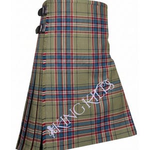 Puede incluir: Una falda escocesa plisada con un patrón de cuadros en verde oliva, azul y rojo. La prenda incluye dos correas de cuero negro con hebillas metálicas en el lateral para el cierre. El texto blanco KING KILTS con un pequeño logo de león está impreso.