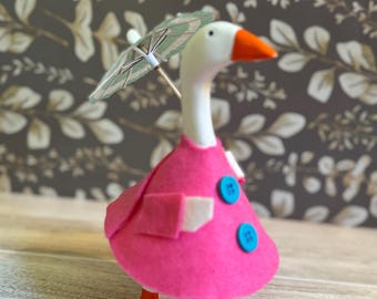 Handmade Goose Outfit: Felt Raincoat with Umbrella for 6-8 Inch Goose