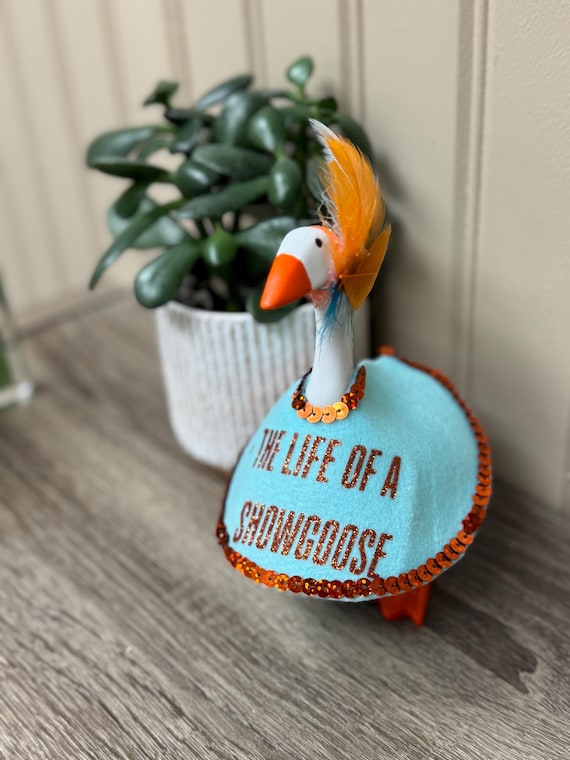 Life of a Showgoose Desk Goose Outfit