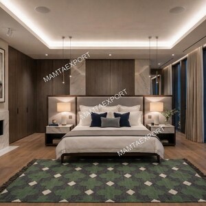 Op de afbeelding: Luxe slaapkamer met een groot bed, nachtkastjes en een open haard. De kamer heeft een groen en grijs patroonkleed, een groot raam met uitzicht op de stad en een modern design.