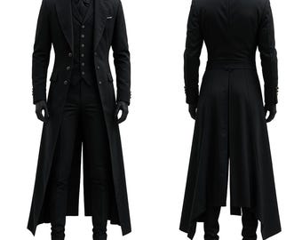 Puede incluir: Un traje formal negro que se muestra desde el frente y la parte posterior. El traje incluye un abrigo largo, un chaleco, pantalones de vestir, una pajarita y zapatos de vestir. El abrigo tiene un diseño cruzado con botones decorativos. El traje se muestra en un maniquí.