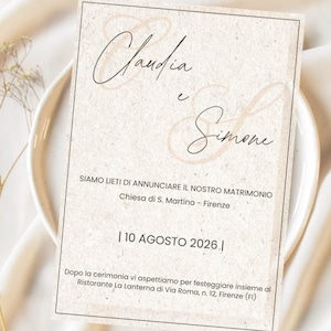 Può includere: Un invito di nozze beige con testo in corsivo nero. I nomi "Claudia" e "Simone" sono scritti in elegante corsivo. L'invito include la data del matrimonio, 10 agosto 2026, e il luogo a Firenze, Italia.