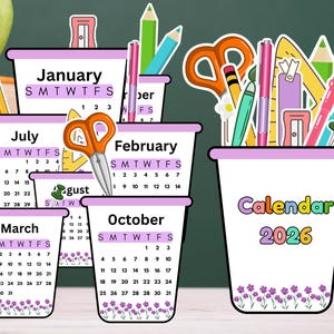 Puede incluir: Una colecci&oacute;n de tazas de calendario para el a&ntilde;o 2026, cada una etiquetada con un mes y llena de &uacute;tiles escolares. Las tazas son blancas con un borde morado y detalles florales. Incluye tijeras, l&aacute;pices y bol&iacute;grafos.