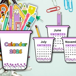 Puede incluir: Un dise&ntilde;o de calendario blanco para 2026 con la palabra "Calendario" en letras coloridas. El dise&ntilde;o incluye los meses de junio, julio y noviembre, cada uno con un borde floral y un l&aacute;piz. Varios art&iacute;culos de papeler&iacute;a est&aacute;n dispersos.