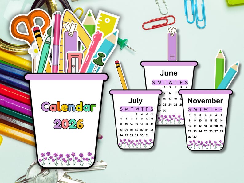 Puede incluir: Un dise&ntilde;o de calendario blanco para 2026 con la palabra "Calendario" en letras coloridas. El dise&ntilde;o incluye los meses de junio, julio y noviembre, cada uno con un borde floral y un l&aacute;piz. Varios art&iacute;culos de papeler&iacute;a est&aacute;n dispersos.